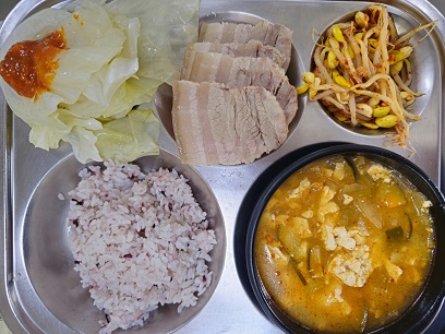 7.2:흑미밥,순두부국,보쌈,콩나물무침,양배추&쌈장