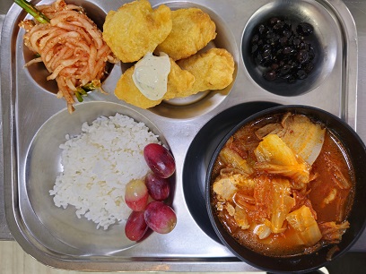 7.3:쌀밥,돈육김치찌개,생선까스&타르타르,콩자반,무생채,포도