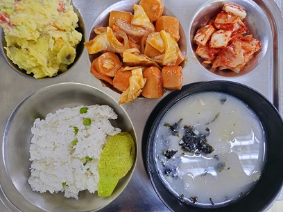 7.13:완두콩밥,떡국,소세지야채볶음,감자샐러드,배추김치,배