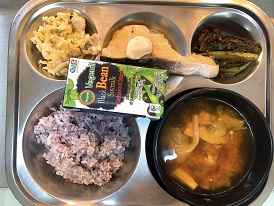 8.24:흑미밥,소고기버섯찌개,연어구이&타르타르,스크램블에그,초이심김치,두유