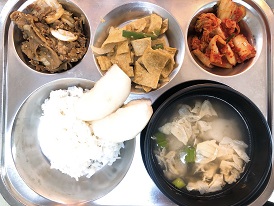 8.26:쌀밥,떡국,돈육양배추볶음,어묵피망볶음,배추김치,배