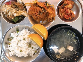9.6:완두콩밥,무채국,데리야끼치킨볶음,매콤잡채,배추김치,오렌지