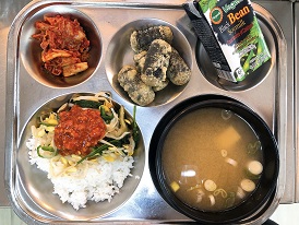 9.8:비빔밥&소스,팽이된장국,김말이튀김,배추김치,두유