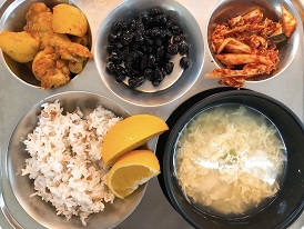 9.27:브라운쌀밥,떡국,닭도리탕,콩자반,배추겉절이,오렌지