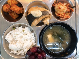 9.28:완두콩밥,미역된장국,연어구이&타르타르,두부강정,배추김치,포도