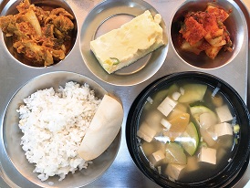9.30:보리밥,수제비국,돈육김치볶음,계란찜,깍두기,배