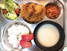 10.7:완두콩밥,크림스프,치킨까스&소스,시저샐러드,김치볶음,사과