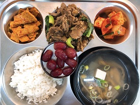 10.8:쌀밥,북어무국,소고기청경채볶음,어묵볶음,깍두기,포도