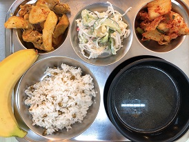 10.11:녹두밥,미역국,치즈닭갈비,천사채샐러드,배추김치,바나나