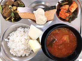 10.15:쌀밥,돈육김치찌개,연어구이,도토리묵야채무침,깍두기,멜론