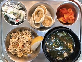 11.10:치즈불고기볶음밥,시금치된장국,찐만두,천사채샐러드,깍두기,배