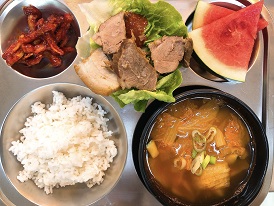 11.18:보리밥,김치수제비국,보쌈,상추&쌈장,무말랭이무침,수박