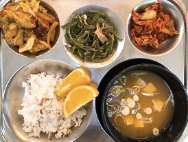 11.22:브라운쌀밥,팽이된장국,치즈닭갈비,맛살미역줄기볶음,배추김치,오렌지