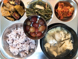 12.13:흑미밥,떡국,돈육고구마조림,맛살미역줄기볶음,배추김치,포도