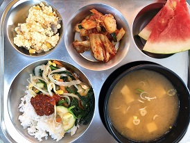 12.14:비빔밥&고추장소스,팽이된장국,스크램블에그,배추김치,수박