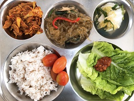 브라운쌀밥,제육볶음,잡채,상추&쌈장,물김치,방울토마토