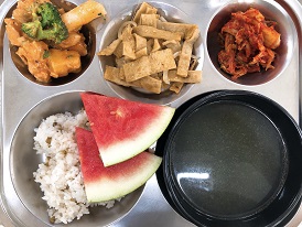 1.3:녹두밥,미역국,로제닭갈비,어묵볶음,배추김치,수박