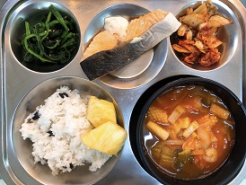 1.4:검은콩밥,짬뽕국,연어구이&타르타르,시금치무침,배추김치,파인애플