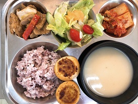 3.7:검은쌀밥,크림스프,돈육폭찹,양상추샐러드&소스,배추김치,미니피자