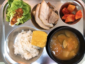 3.17:보리밥,청국장찌개,보쌈,상추&쌈장,깍두기,파인애플