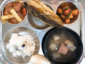 3.22:검은콩밥,갈비탕,고등어구이,소세지떡볶음,깍두기,배