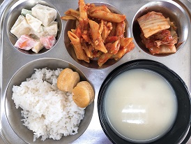 3.23:쌀밥,양송이스프,미트펜네파스타,감자샐러드,배추김치,미니크림퍼프