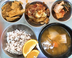 4.7:브라운쌀밥,감자탕,당면볶이,가지라자냐,배추김치,오렌지