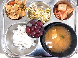 4.8:쌀밥,해물된장찌개,닭살야채볶음,콩나물무침,배추김치,포도