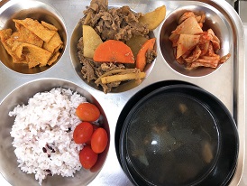 4.11:흑미밥,표고버섯미역국,소고기감자조림,매콤어묵볶음,배추김치,방울토마토