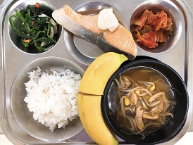 4.12:보리밥,닭개장,연어구이&소스,시금치무침,배추김치,바나나