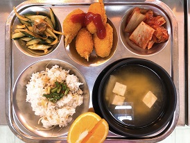 4.21:콩나물밥&소스,팽이된장국,집게맛살튀김&케찹,골뱅이오이무침,배추김치,오렌지