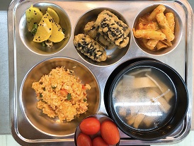4.26:김치볶음밥,어묵국,떡볶이,김말이튀김,단무지,방울토마토