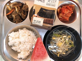 5.9:보리밥,맑은콩나물국,돈육양배추볶음,도시락김,배추김치,수박