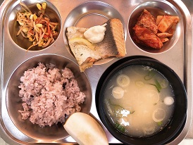 5.10:흑미밥,떡국,연어구이&타르타르,매운콩나물무침,배추김치,배