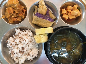 5.12:브라운쌀밥,시금치된장국,치즈닭김치볶음,가지강정,깍두기,파인애플