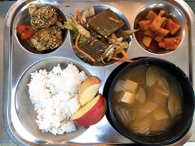 5.20:쌀밥,청국장찌개, 동그랑땡조림,도토리묵야채무침,깍두기,사과