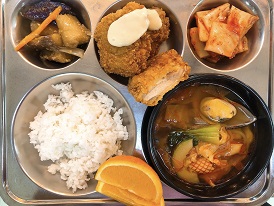 6.1:쌀밥,짬뽕국,치킨까스&소스,가지볶음,배추김치,오렌지