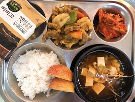 6.2:보리밥,매콤콩나물국,돈육폭찹,도시락김,배추김치,사과