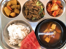 6.6:브라운쌀밥,버섯찌개,소고기청경채볶음,매콤감자조림,배추김치,수박