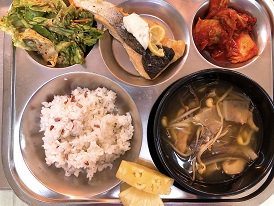 6.7:브라운쌀밥,닭개장,연어구이&타르타르,상추오이무침,배추김치,파인애플