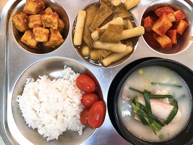 6.9:돼지국밥,간장떡볶이,매콤두부강정,깍두기,방울토마토