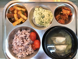 6.27: 흑미밥,만두국,소세지떡강정,계란찜,배추김치,방울토마토
