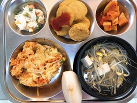 6.29:김치치즈볶음밥,맑은콩나물국,치킨너겟&케찹,코울슬로,깍두기,배