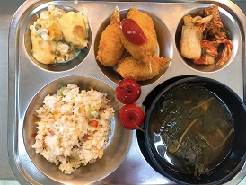 7.8:베이컨계란볶음밥,시금치된장국,집게맛살튀김&케찹,콘치즈구이,배추김치,미니모찌