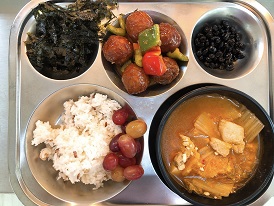 7.12:브라운쌀밥,삼겹살순두부찌개,미트볼조림,조미김가루,콩자반,포도