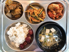 8.22:녹두밥,콩나물국,닭고구마조림,진미채오이무침,배추김치,포도