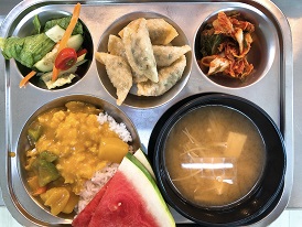 8.24:카레라이스,팽이된장국,만두튀김,양상추샐러드,배추김치,수박