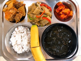 8.25:브라운쌀밥,미역국,돈육갈비김치찜,어묵피망볶음,깍두기,바나나