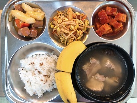 9.6:브라운쌀밥,바쿠테,소세지떡볶음,콩나물무침,깍두기,바나나