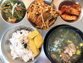 9.14:검은콩밥,갈비탕,비빔만두,맛살미역줄기볶음,배추김치,파인애플